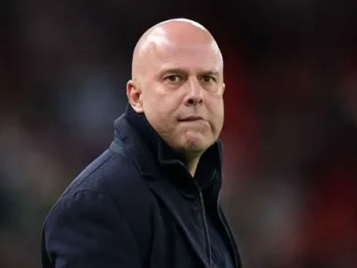 Arne Slot gây tranh cãi: ‘Lối chơi đẹp quan trọng hơn cả vô địch Premier League’