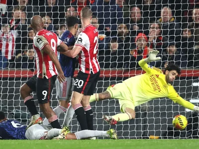 Arsenal ‘hụt hơi’ trước Brentford: Bản lĩnh vô địch bị thử thách, Man City cười tươi