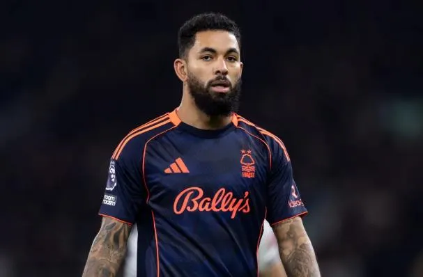 Aston Villa muon vuot mat Chelsea vu Douglas Luiz.