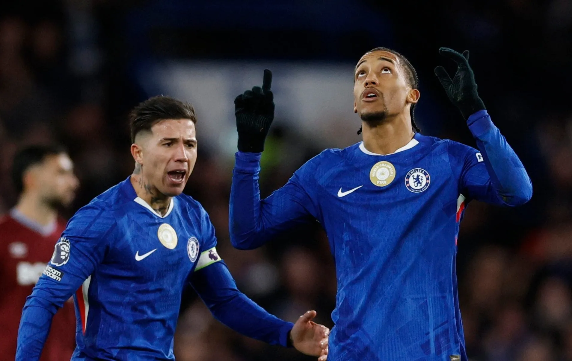 Joao Pedro thắp sáng Stamford Bridge 1