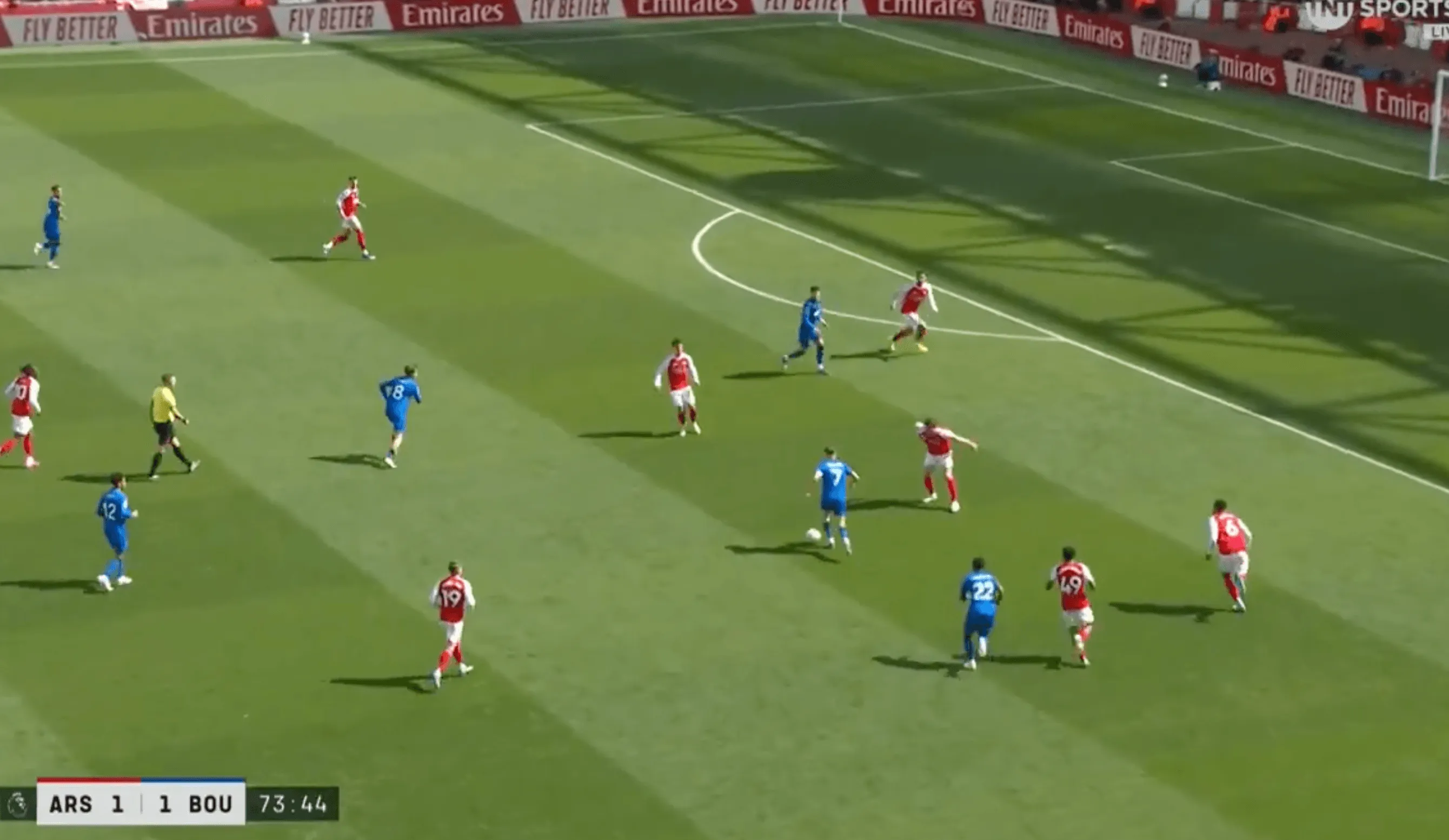 Phân tích lối chơi chậm chạp của Arsenal