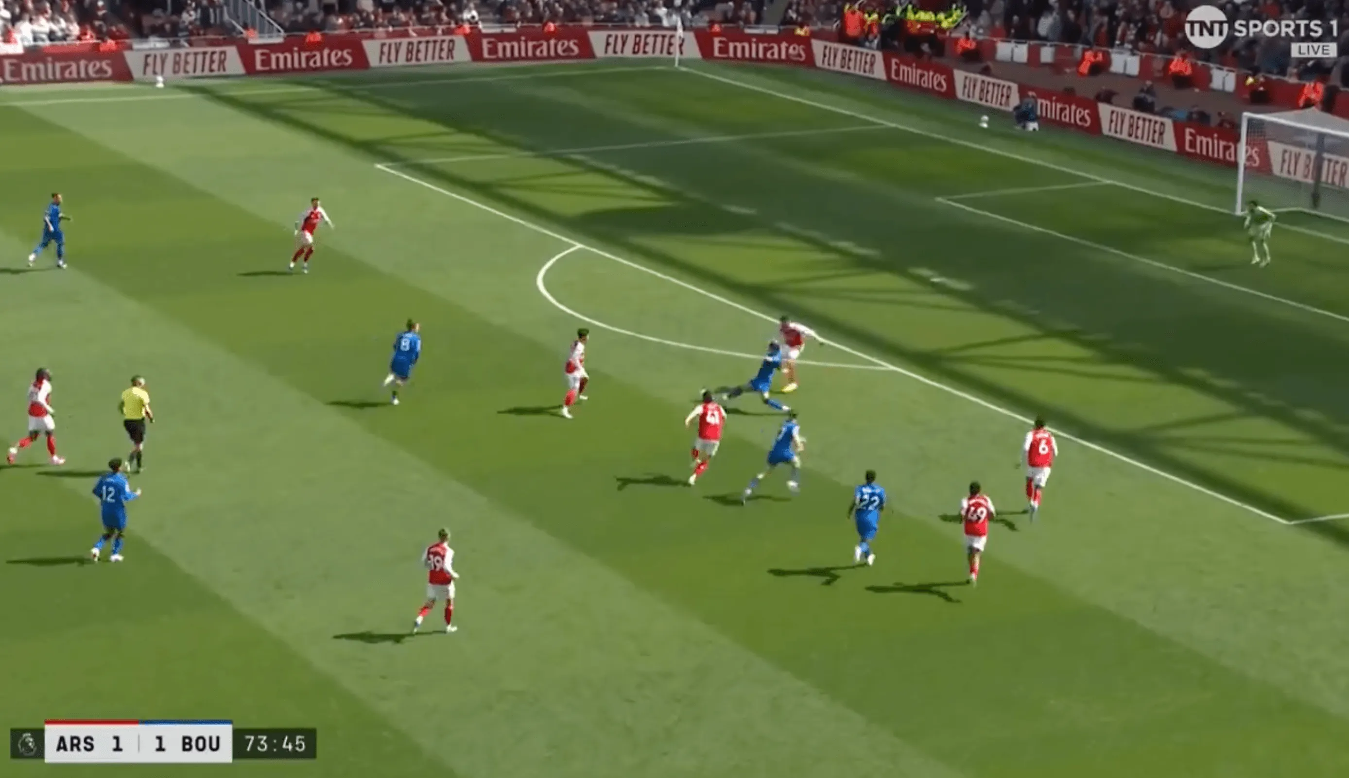 Khoảng trống trong hàng công Arsenal